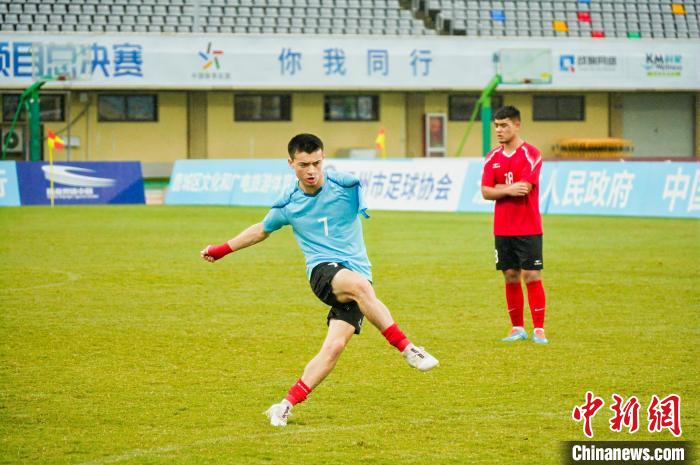 新疆单臂少年凯赛尔逐梦绿茵场