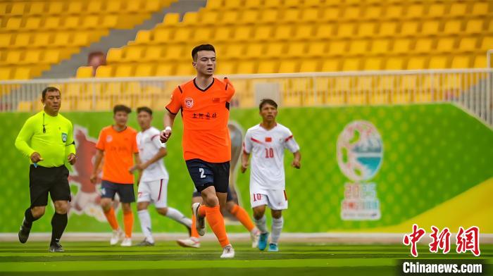 新疆单臂少年凯赛尔逐梦绿茵场