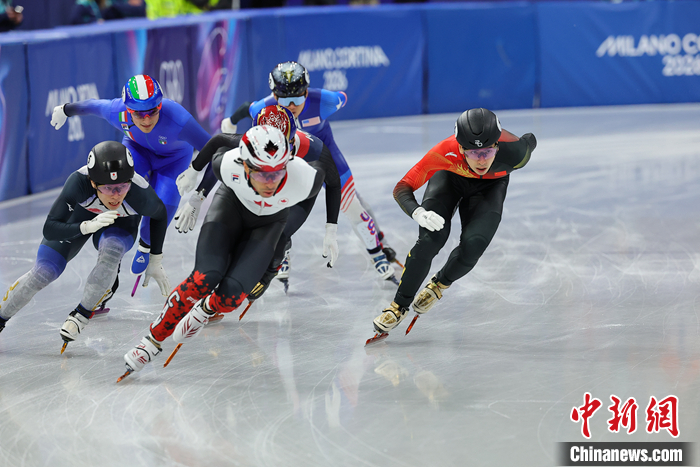 米兰冬奥会短道速滑男子1500米半决赛：刘少昂碰