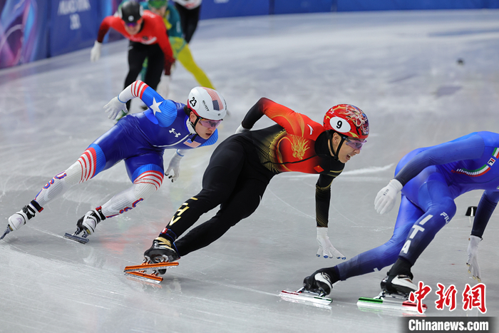 米兰冬奥会短道速滑男子1500米半决赛：刘少昂碰