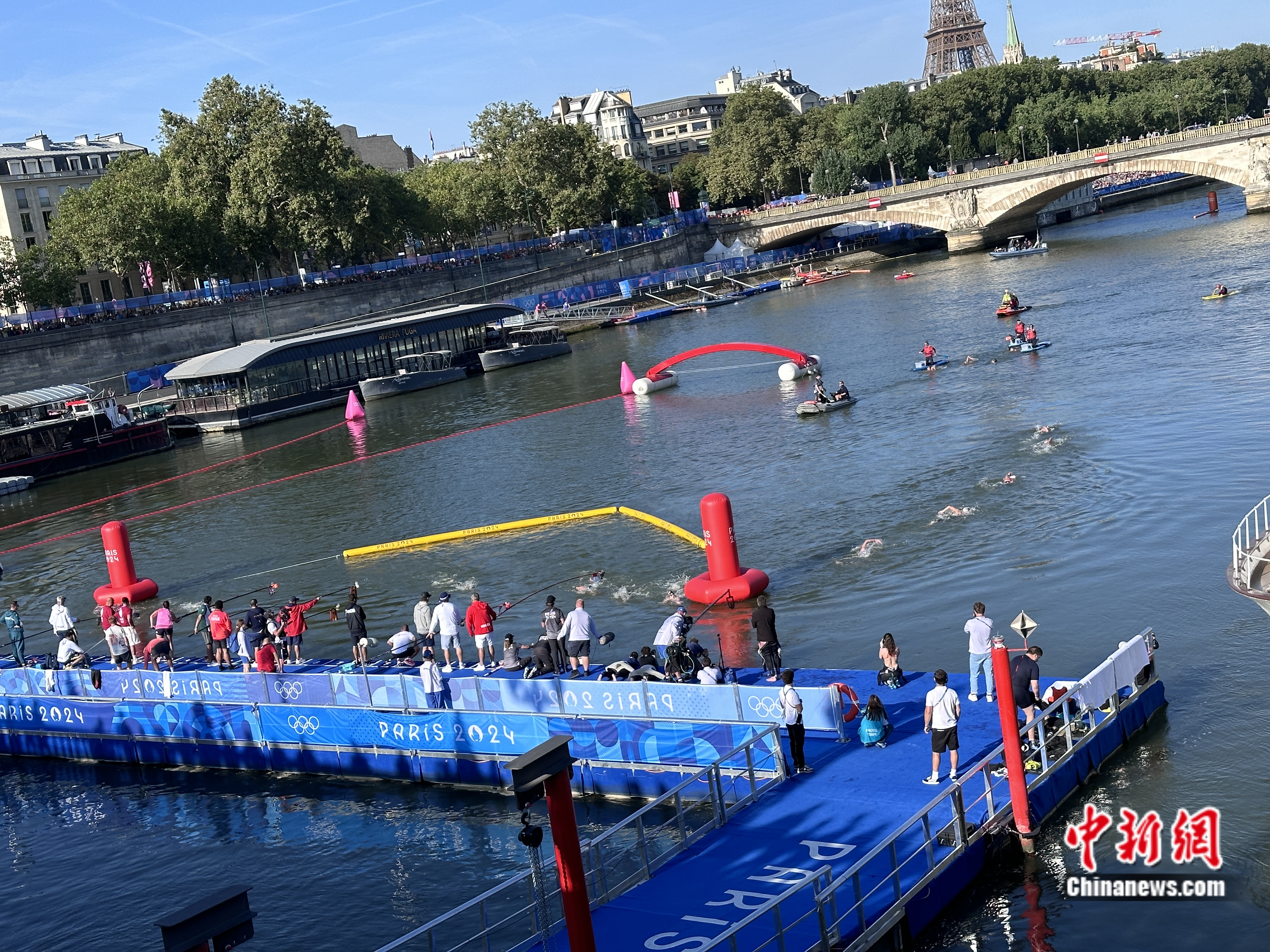 辛鑫在巴黎奥运会马拉松游泳女子10公里决赛中以