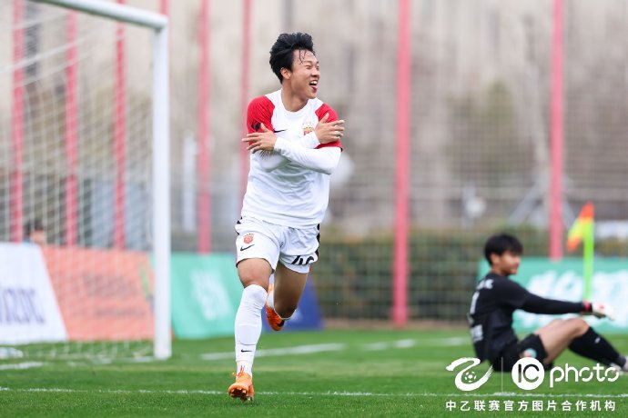 中乙联赛上海德比再度点燃热情，海港富盛经开